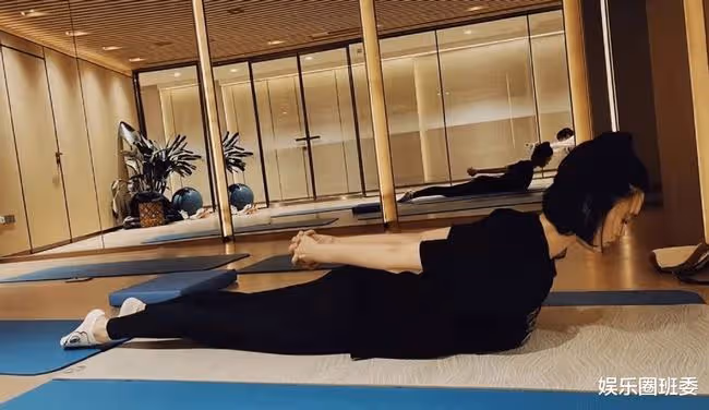 奚夢瑤曬產後健身照,身材恢復纖細如少女,扎倆小辮素顏超美