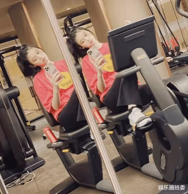 奚夢瑤曬產後健身照,身材恢復纖細如少女,扎倆小辮素顏超美