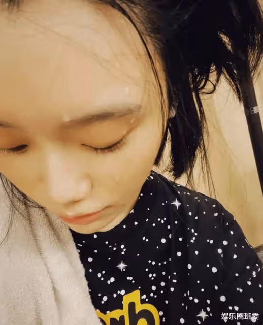 奚夢瑤曬產後健身照,身材恢復纖細如少女,扎倆小辮素顏超美