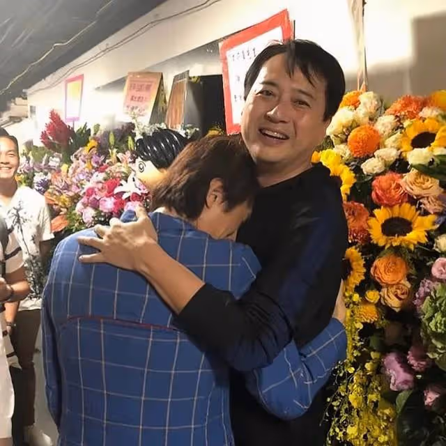 56歲香港著名男星復出拍劇,身材發胖顯油膩,網友直呼不敢認