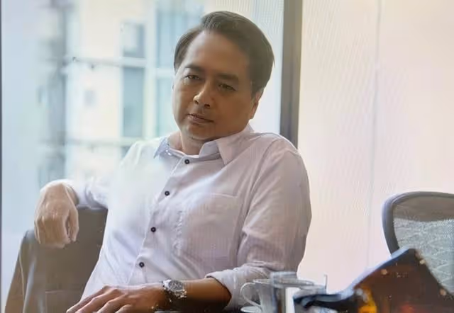56歲香港著名男星復出拍劇,身材發胖顯油膩,網友直呼不敢認