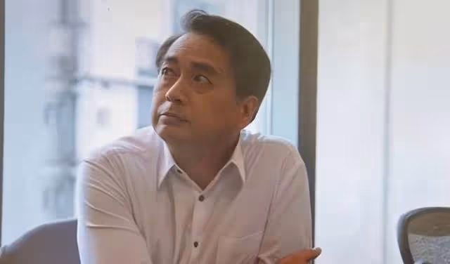 56歲香港著名男星復出拍劇,身材發胖顯油膩,網友直呼不敢認