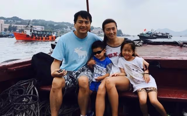 56歲香港著名男星復出拍劇,身材發胖顯油膩,網友直呼不敢認
