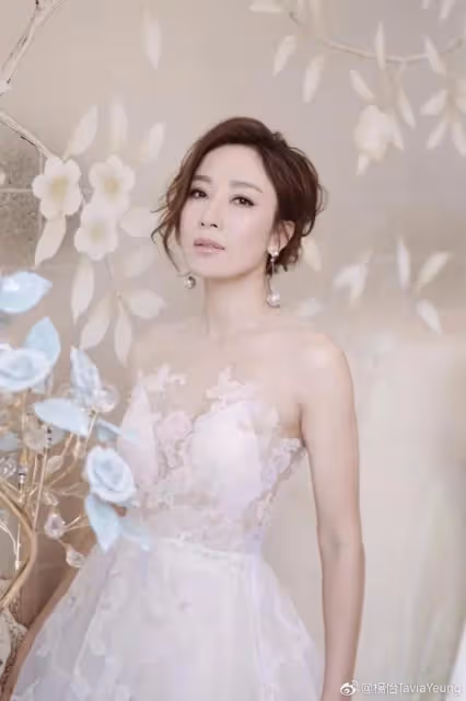 她終於復出：人間絕美黑蓮花，還得是她
