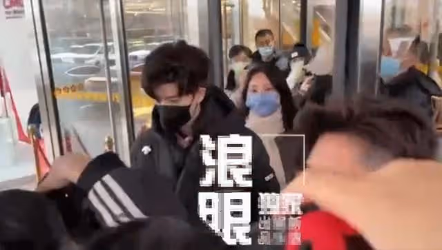 央視虎年春晚首次聯排!張小斐賈玲挽手露面,鄧超獨自現身無人陪