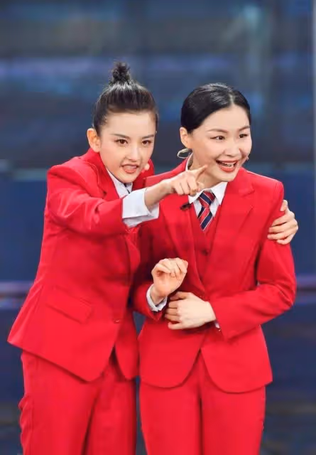 央視虎年春晚首次聯排!張小斐賈玲挽手露面,鄧超獨自現身無人陪