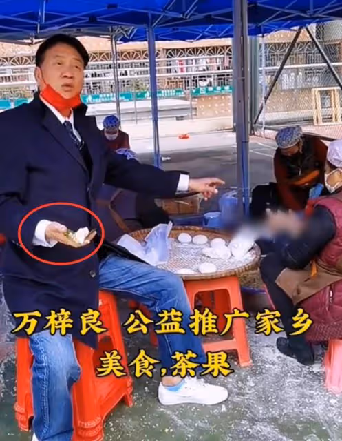 64歲萬梓良低調做公益,坐塑料板凳親手做廣東茶果,年底仍忙拍戲