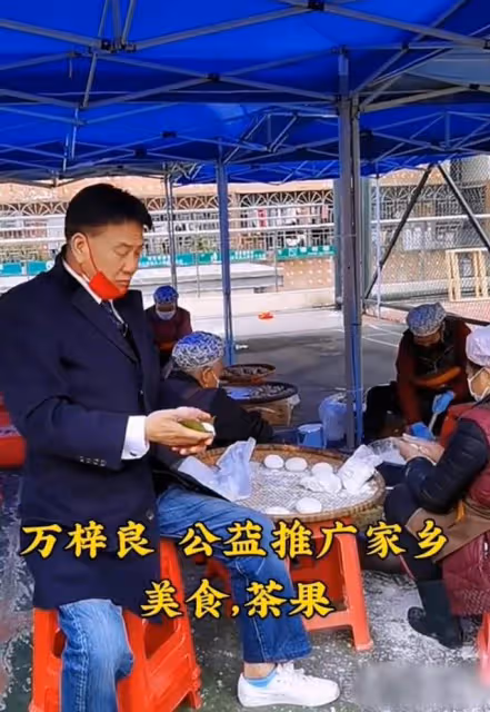 64歲萬梓良低調做公益,坐塑料板凳親手做廣東茶果,年底仍忙拍戲