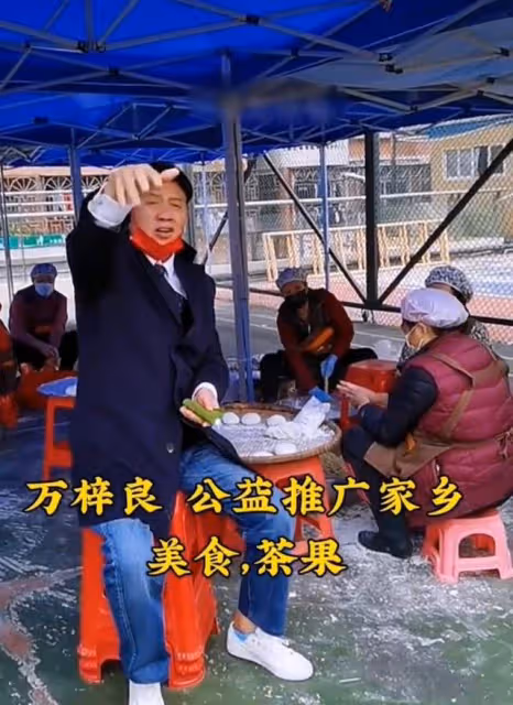64歲萬梓良低調做公益,坐塑料板凳親手做廣東茶果,年底仍忙拍戲