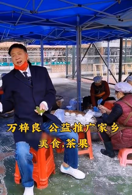 64歲萬梓良低調做公益,坐塑料板凳親手做廣東茶果,年底仍忙拍戲