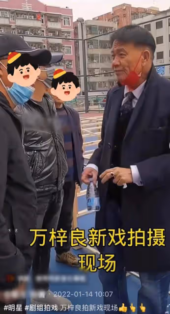64歲萬梓良低調做公益,坐塑料板凳親手做廣東茶果,年底仍忙拍戲