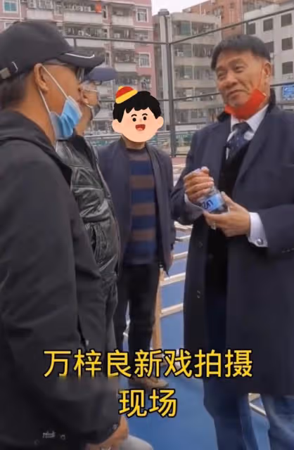 64歲萬梓良低調做公益,坐塑料板凳親手做廣東茶果,年底仍忙拍戲
