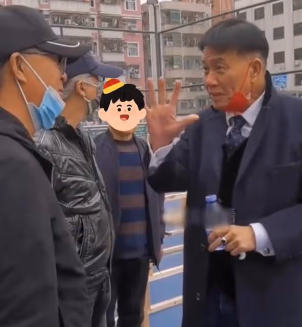 64歲萬梓良低調做公益,坐塑料板凳親手做廣東茶果,年底仍忙拍戲