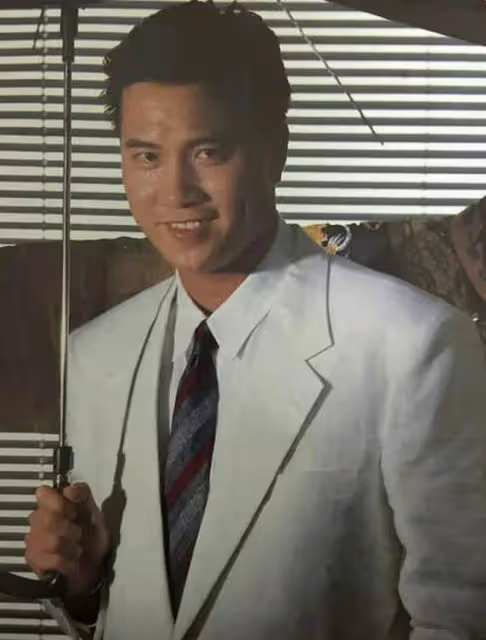 64歲萬梓良低調做公益,坐塑料板凳親手做廣東茶果,年底仍忙拍戲
