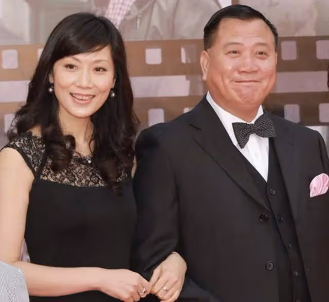 64歲萬梓良低調做公益,坐塑料板凳親手做廣東茶果,年底仍忙拍戲