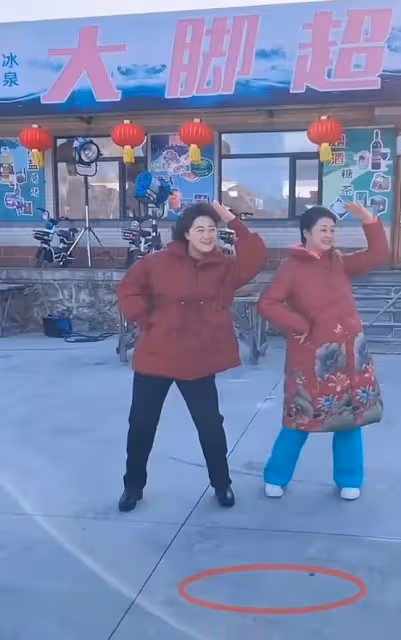 於月仙《鄉愛14》花絮曝光！站大腳超市門口熱舞，笑容活潑引淚目