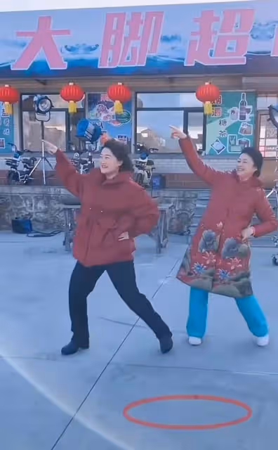 於月仙《鄉愛14》花絮曝光！站大腳超市門口熱舞，笑容活潑引淚目