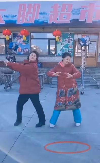 於月仙《鄉愛14》花絮曝光！站大腳超市門口熱舞，笑容活潑引淚目