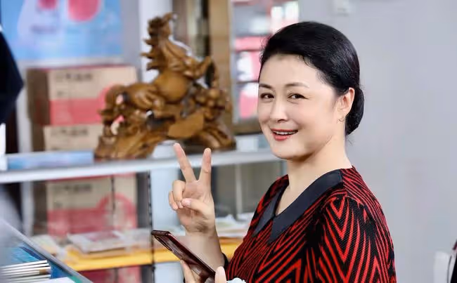 於月仙《鄉愛14》花絮曝光！站大腳超市門口熱舞，笑容活潑引淚目