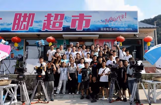 於月仙《鄉愛14》花絮曝光!站大腳超市門口熱舞,笑容活潑引淚目