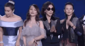 周冬雨平板身材卻屢成時尚圈的新主，反倒是章子怡等大牌不自然