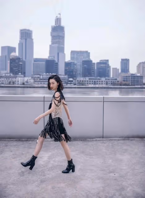 周冬雨平板身材卻屢成時尚圈的新主，反倒是章子怡等大牌不自然