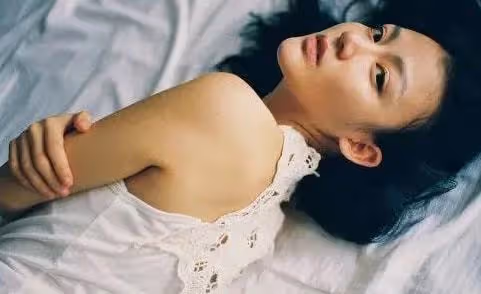 洗澡後,收拾衣物時,我發現我的蕾絲內褲不翼而飛