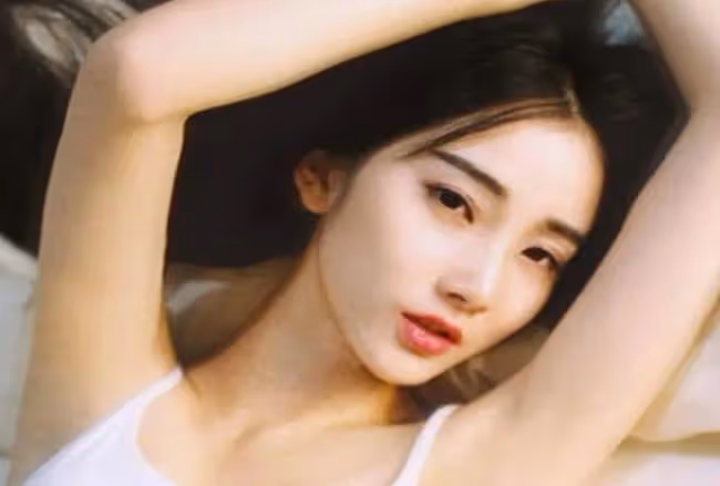 她窩在我懷裡,理性告訴我:不要,而身體卻不知不覺地配合著