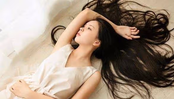 男鄰居送了我一套內衣，我穿上後醉臥在自家床上，慾望匯成河流