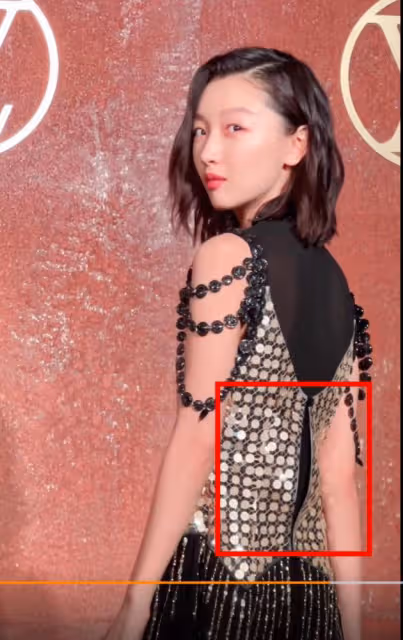 周冬雨平板身材卻屢成時尚圈的新主，反倒是章子怡等大牌不自然