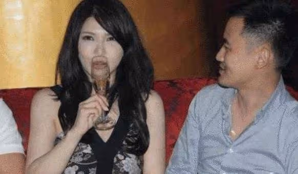唱歌房裡,我看見我的女人被別的男人占有,喝多了上了他的車