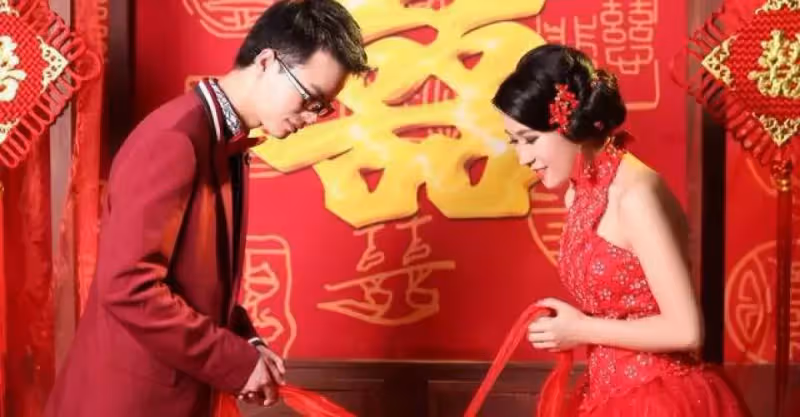 農村新娘嫁給城裡男同事，娘家的嫁妝被新郎扔出門：把我家弄髒了