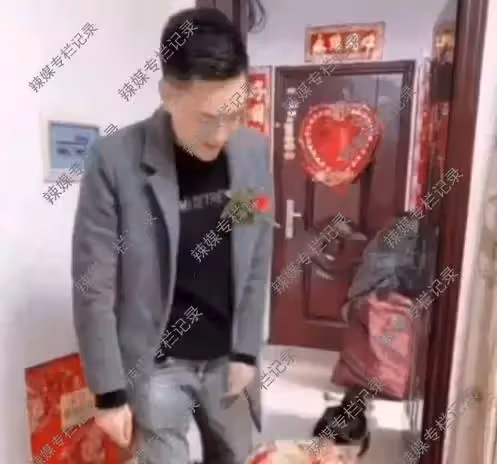 農村新娘嫁給城裡男同事,娘家的嫁妝被新郎扔出門:把我家弄髒了