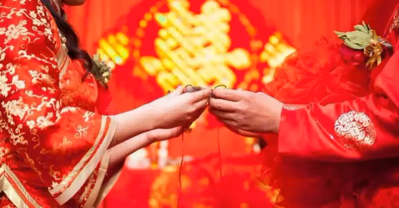 我把工資卡給婆婆保管，八年後買房她主動還給我，一查餘額傻了眼