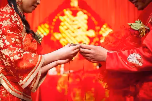我把工資卡給婆婆保管,八年後買房她主動還給我,一查餘額傻了眼