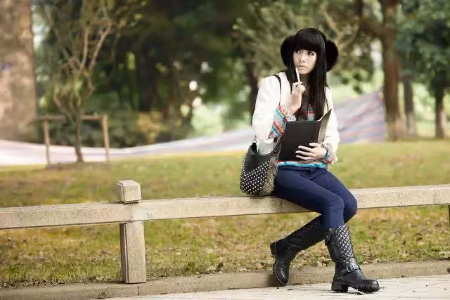 我把工資卡給婆婆保管,八年後買房她主動還給我,一查餘額傻了眼