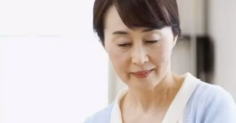 婆婆：你得學我，月子裡也能幹活；兒媳：你女兒坐月子，讓她學