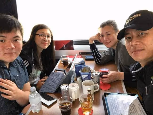 張兆輝女兒出道當模特,17歲五官精緻星味十足,國外留學成績優異