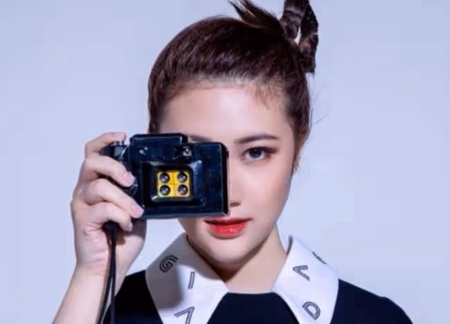 張兆輝女兒出道當模特,17歲五官精緻星味十足,國外留學成績優異