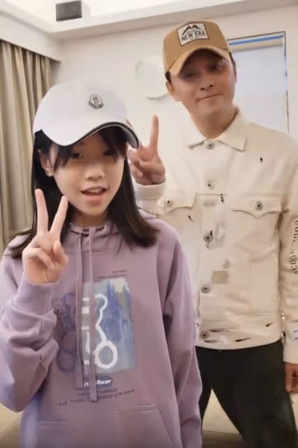 曹永廉父女罕同框，57歲凍齡有術似小伙，10歲女兒太像外公姜大衛
