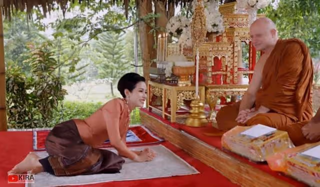 泰貴妃趴跪拜英裔高僧，穿包臀裙曲線驚艷，親和力強像極了西拉米