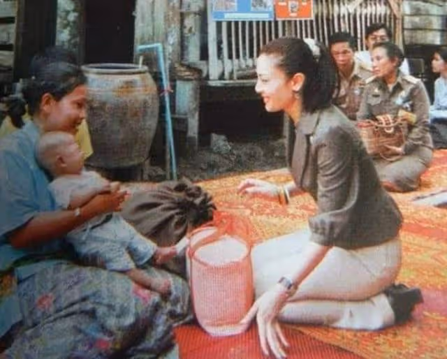 泰貴妃趴跪拜英裔高僧，穿包臀裙曲線驚艷，親和力強像極了西拉米