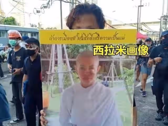 泰貴妃趴跪拜英裔高僧，穿包臀裙曲線驚艷，親和力強像極了西拉米