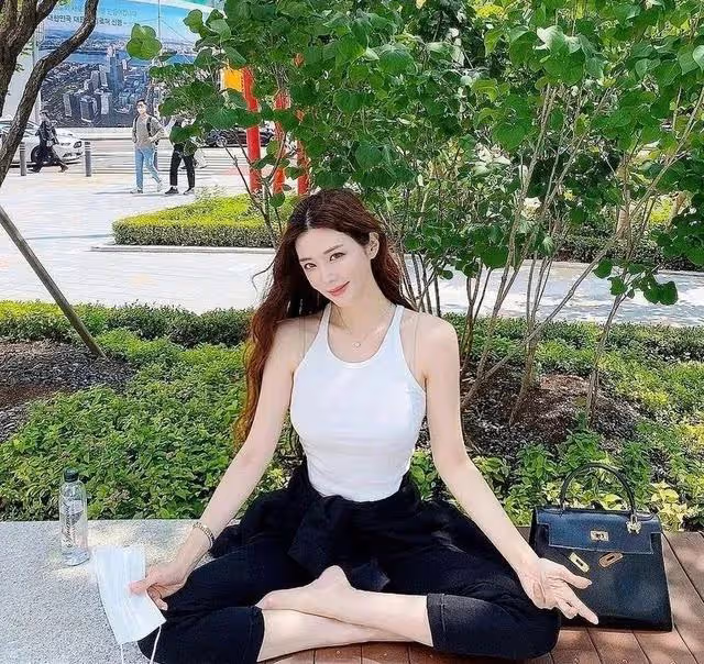 「韓國第一美胸」性感大片流出!黑絲翹臀比楊冪還撩
