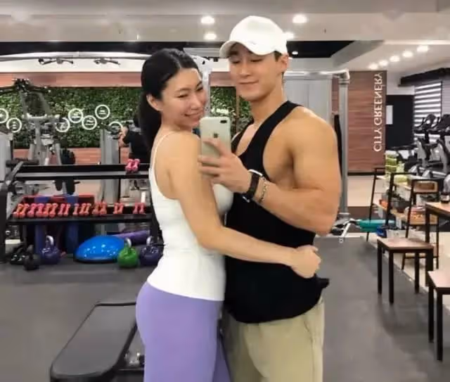 女模特被小25歲的小鮮肉倒追，長相美麗，身體惹人羨慕
