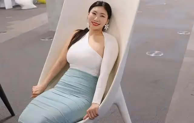 女模特被小25歲的小鮮肉倒追，長相美麗，身體惹人羨慕