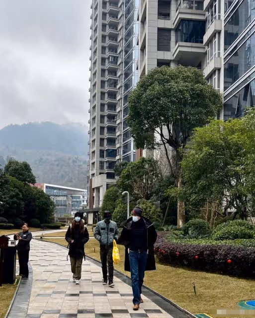 60歲徐錦江小女兒疑似曝光!身高超一米八長腿矚目,姓氏隨母親