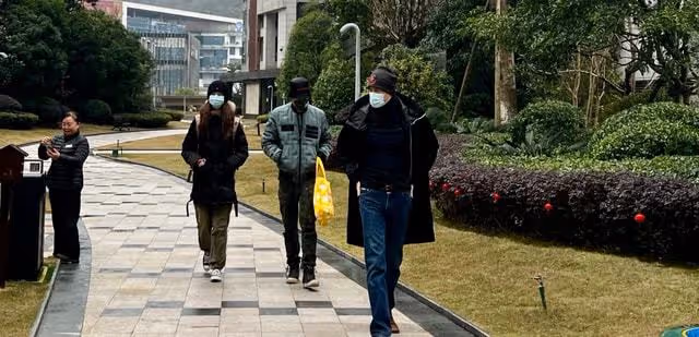 60歲徐錦江小女兒疑似曝光!身高超一米八長腿矚目,姓氏隨母親