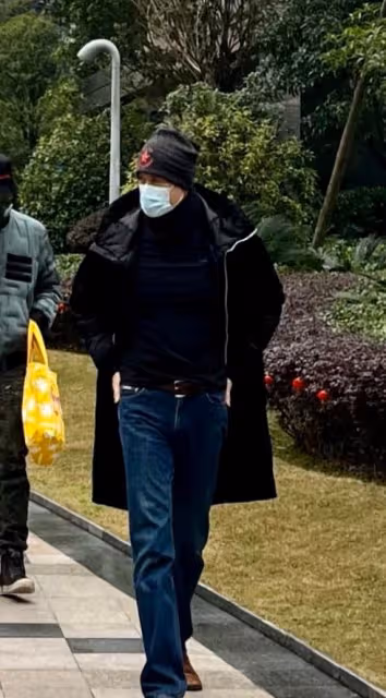 60歲徐錦江小女兒疑似曝光!身高超一米八長腿矚目,姓氏隨母親
