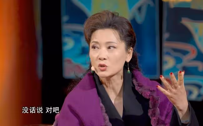 58歲何賽飛登央視!身姿絕美風韻十足,與小23歲李思思同框似姐妹